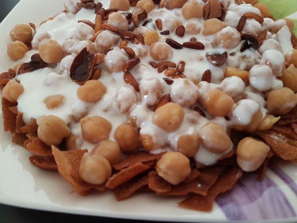 Fatteh, homos with yoghurt and bread, a traditional lebanese meal, Lebanese cooking recipes